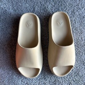 YEEZY TAN SLIDES